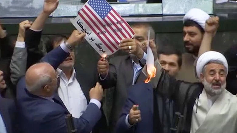 Στο «κόκκινο» οι σχέσεις ΗΠΑ-Ιράν – Βουλευτές πυρπόλησαν χάρτινη αμερικανική σημαία στο κοινοβούλιο: «Θάνατος στην Αμερική»